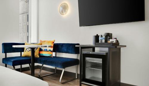 View, Guest room, 1 King,  City view (Mobility &amp; Hearing Accessible w/ Roll-in Shower)