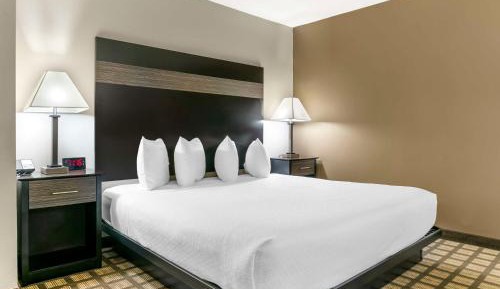 King Room with Roll-in Shower - Disability Access/Non-Smoking