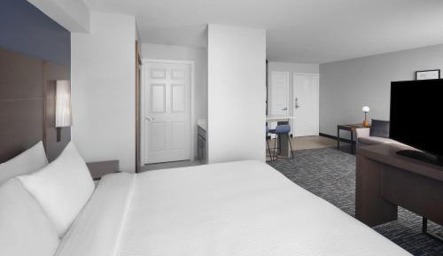 King Studio with Sofa Bed and Kitchen