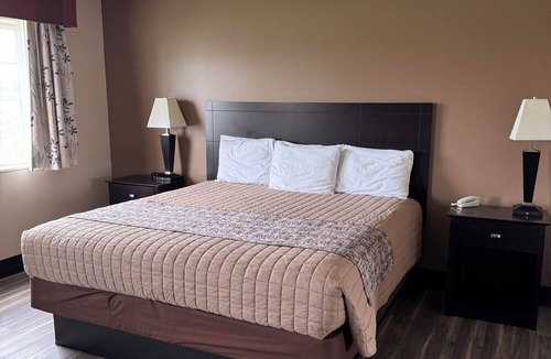 Connersville Hotel | The Woodridge Inn