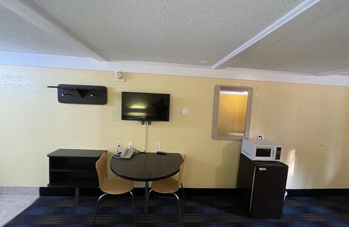 Benton Harbor Hotel | Travelodge by Wyndham Benton Harbor MI