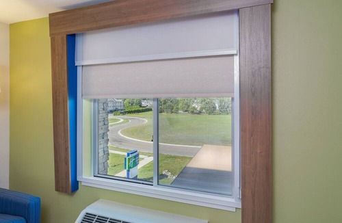 Elkhart Hotel | Holiday Inn Express & Suites Elkhart North by IHG