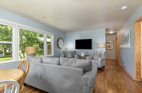 Saugatuck Cottage | Beach Glass Block From Heart of Saugatuck!
