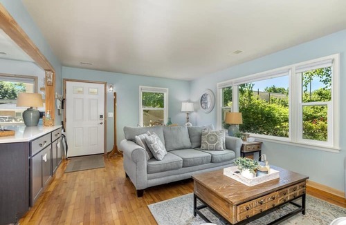 Saugatuck Cottage | Beach Glass Block From Heart of Saugatuck!