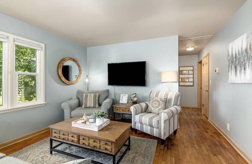 Saugatuck Cottage | Beach Glass Block From Heart of Saugatuck!