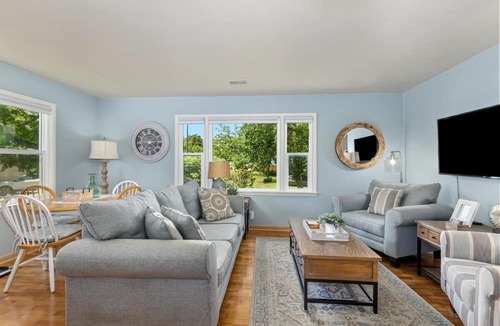 Saugatuck Cottage | Beach Glass Block From Heart of Saugatuck!