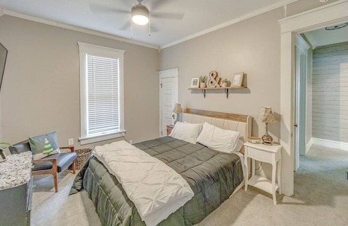 Decatur House | Tesla Charger!! Remodeled 5 bed! Sleeps 12.