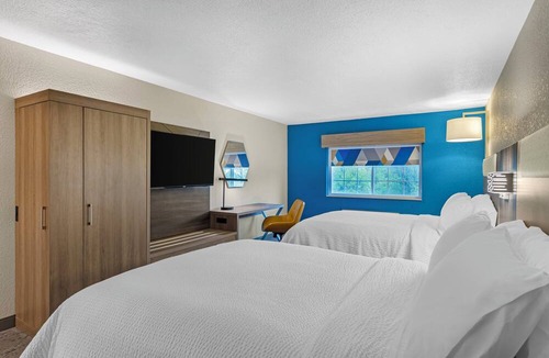 Charlotte Hotel | Holiday Inn Express Hotel & Suites Charlotte by IHG