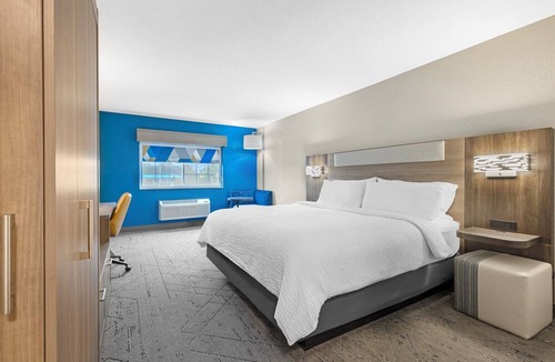 Charlotte Hotel | Holiday Inn Express Hotel & Suites Charlotte by IHG