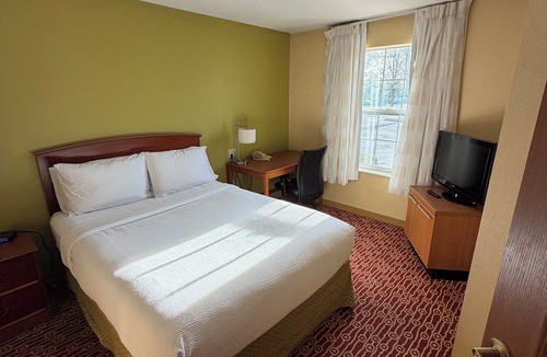 Bloomington Hotel | MainStay Suites Bloomington near University