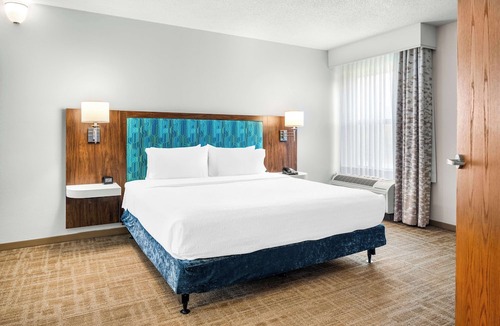 Alpine Center Hotel | Hampton Inn Grand Rapids-North