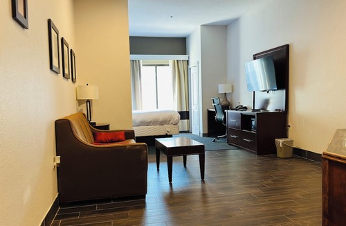 Plymouth Hotel | Comfort Suites Plymouth near US-30