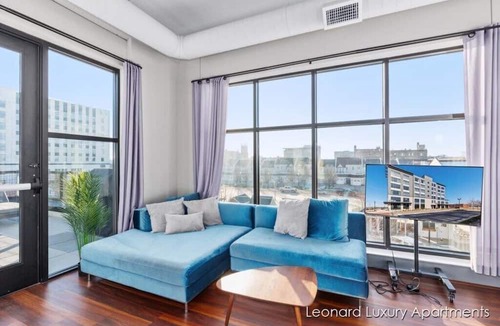 Nelson Apartment | Cityscape Apartment w/Terrace - Leonard Luxury Apartment