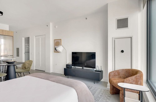 West Loop Apartment | Hip West Loop Studio w/Gym & Coworking, nr UIC, by Blueground
