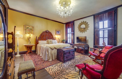 La Porte Apartment | Vintage Apartment in Historic Downtown La Porte