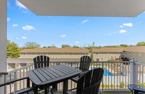 New Buffalo Condo | Downtown Condo with w/2 pools & Gym - Beach, Shops & Restaurants | Lake Time