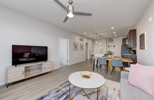 Fishers Apartment | *LUXURY WALK IN THE PARK-3* - 1 KING BED