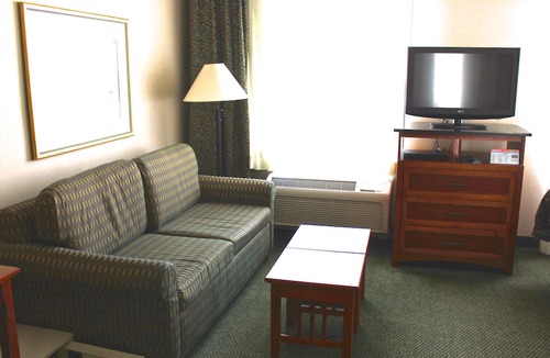 East Paris Condo | Close to the Airport! | Free Breakfast + Seasonal Outdoor Pool + Hot Tub