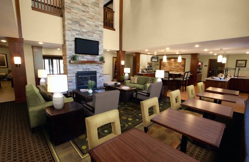 Perrysburg Condo | Relaxing Retreat Near Downtown Toledo! 24h Business Center + Free Breakfast!