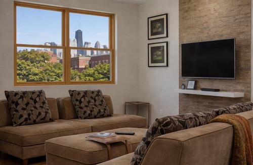 River North Apartment | 4BR Old Town Chicago Loft | Walk to Wells St