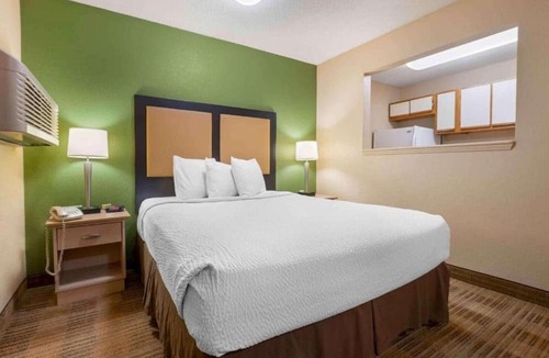 Mishawaka Apartment | 1 Queen Bed | Non-Smoking, Kitchen