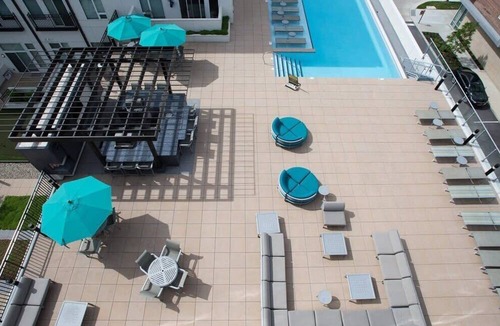 Market East District Apartment | CozySuites | Modern 1BR Monument Circle w/parking
