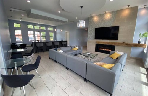 Indianapolis Apartment | 3BR Solana Riverside 109 Resort Amenities Gym Pool Dock