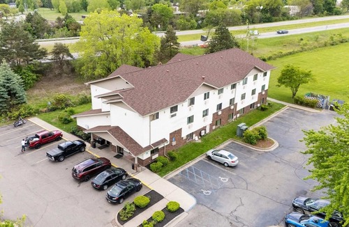 Lansing Apartment | King Bed|Non-Smoking