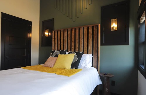 Nelson Apartment | Chic Urban apartment at the Victorian – Steps to Dining, Shops & Farmers Market