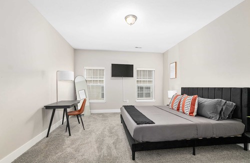 Grandville Condo | Modern New Build 4BR 4BA (2 Condos) Garage/Patio