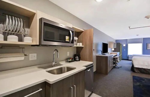 Alpine Center Hotel | 3 Relaxing Units Minutes to Frederik Meijer Gardens | FREE Breakfast, Pool!