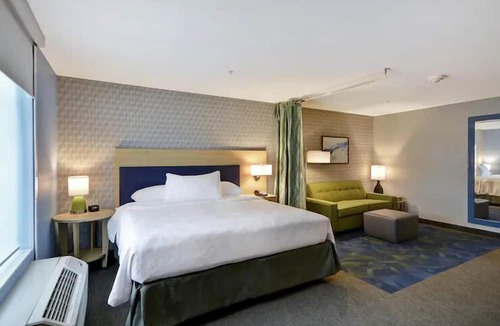 Alpine Center Hotel | 4 Sleek Studio near Downtown Grand Rapids | Daily Hot Breakfast & Free Parking