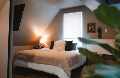 Detroit Apartment | Top Floor Penthouse - KING BED with Free Parking Spot in a Prime Location