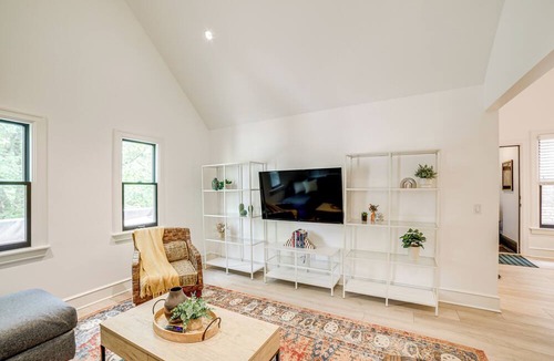 Grand Rapids Condo | 1 Mi to Dtwn Grand Rapids: Chic Condo w/Balcony!