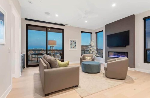 Holland Condo | Holland Downtown Lux Condo: City Views, King Bed