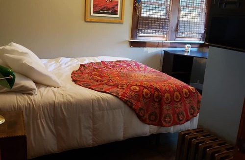Norton Shores Cottage | Funky musical cottage near Lake Michigan PET Friendly!