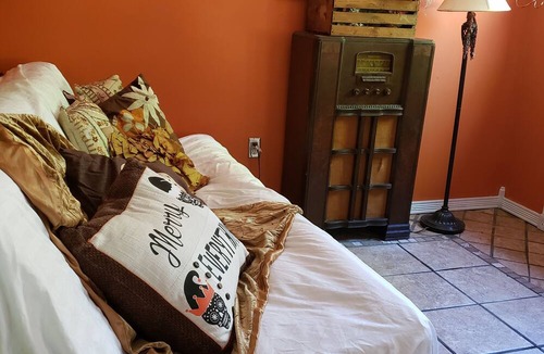 Norton Shores Cottage | Funky musical cottage near Lake Michigan PET Friendly!