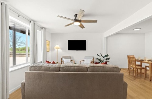 Royal Oak Apartment | New! Modern 1st Floor 1BR | King Suite | Royal Oak
