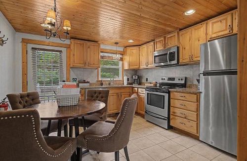Saugatuck Villa | Maple Ridge Red Cottage HOT TUB