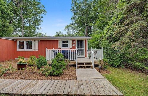 Saugatuck Villa | Maple Ridge Red Cottage HOT TUB