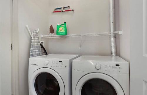Elmhurst Apartment | Downtown Elmhurst Luxury Apartments Near Metra & O'Hare with Pool, Gym, Parking & Theater