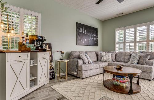 Wayne House | 1 Mi to Eagle Creek Res: Family-Friendly Indy Home