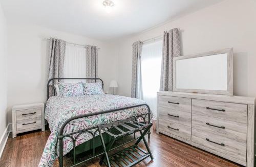 South Bend House | Stylish 3br Cozy Home 10min Drive from ND!