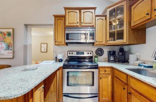 Saugatuck House | Arrowhead Resort - Stylish Retro Escape