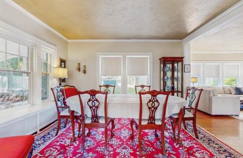 Saugatuck House | Ivy Manor
