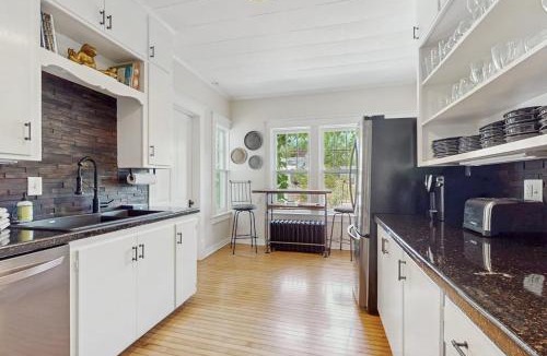 Saugatuck House | Ivy Manor