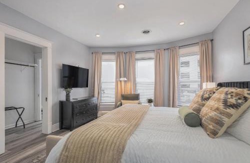 Michigan City Apartment | Remodeled Washer Dryer Mins to Beach & Downtown