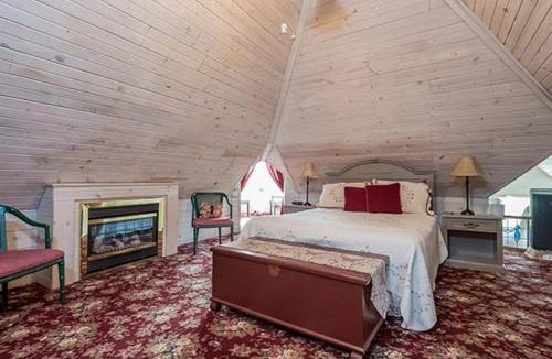 Fennville Bed & Breakfast | Kingsley House Bed & Breakfast - Full Home
