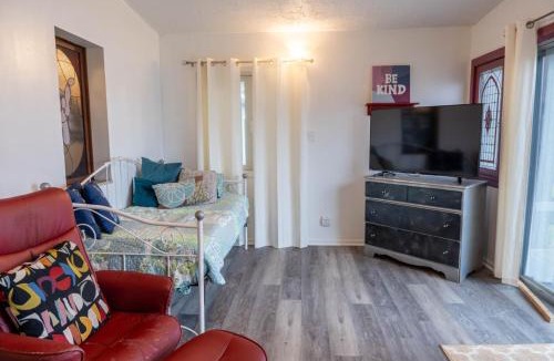 Alto House | Campau Lake 2 BR| Half Retreat Cottage Hot tub Spa