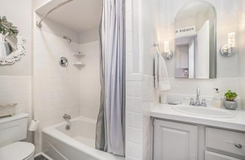 South Haven House | Newly Renovated Cottage 5 mins from Beach!